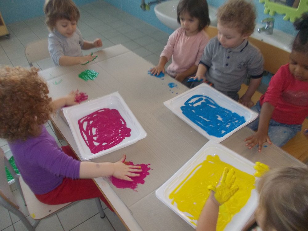 Un'immagine che ritrae bambino, arte infantile, asilo, bambino che fa i primi passi e giocare.