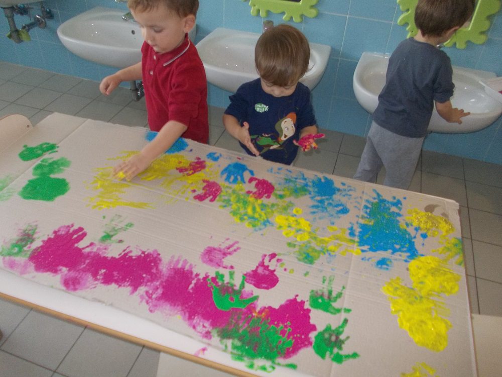 Un'immagine che ritrae arte infantile, colore, plastica, pittura artistica e arti creative.