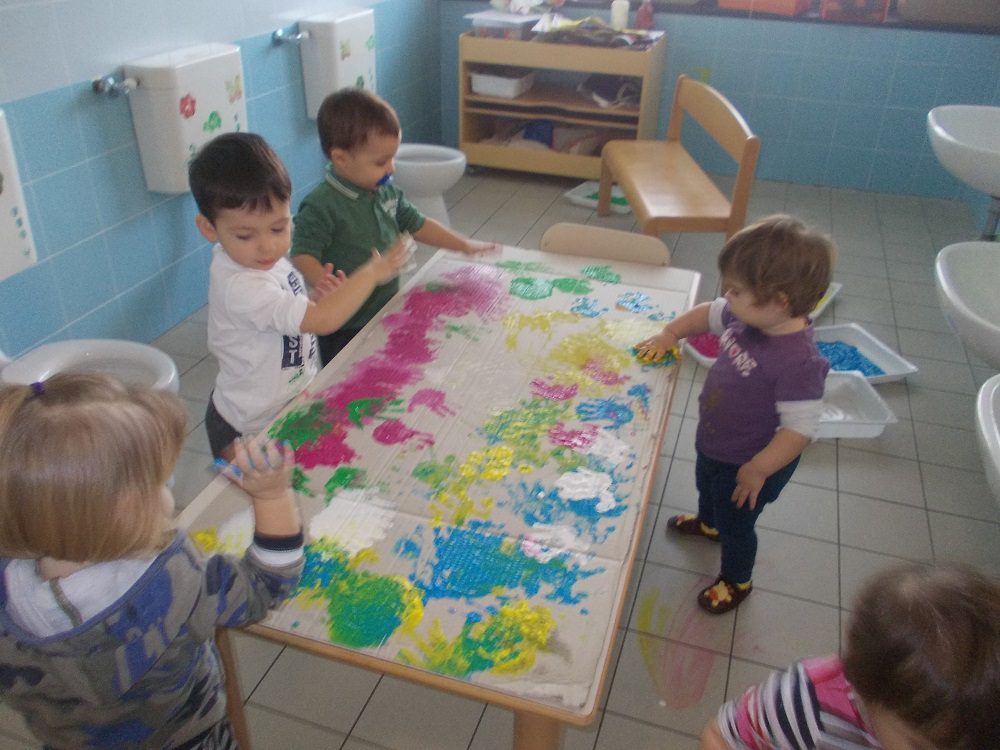 Un'immagine che ritrae bambino, asilo, giocare, ricreazione e arte infantile.