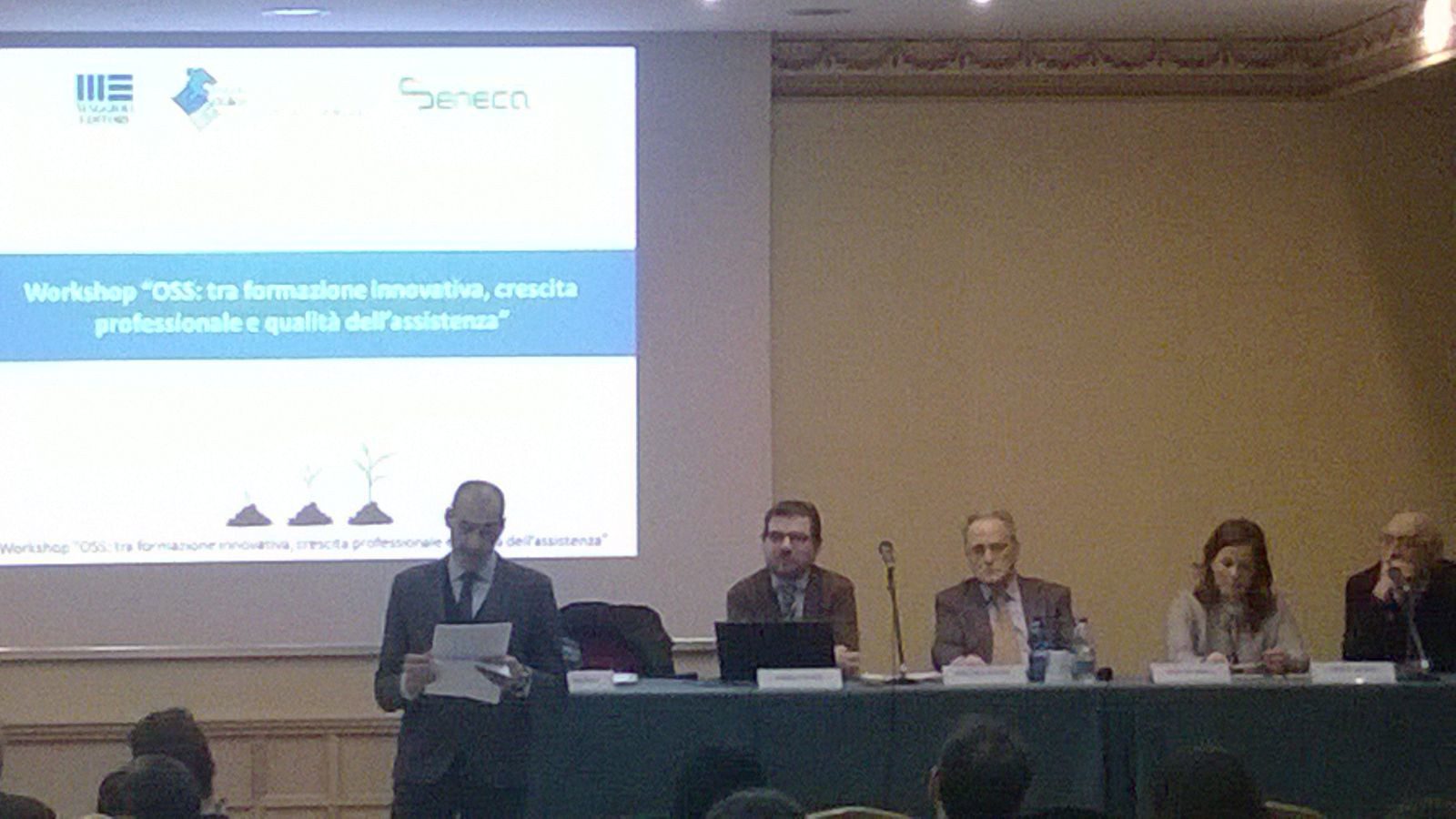 Un'immagine che ritrae testa, dispositivo elettronico, presentazione, dispositivo di visualizzazione e evento.