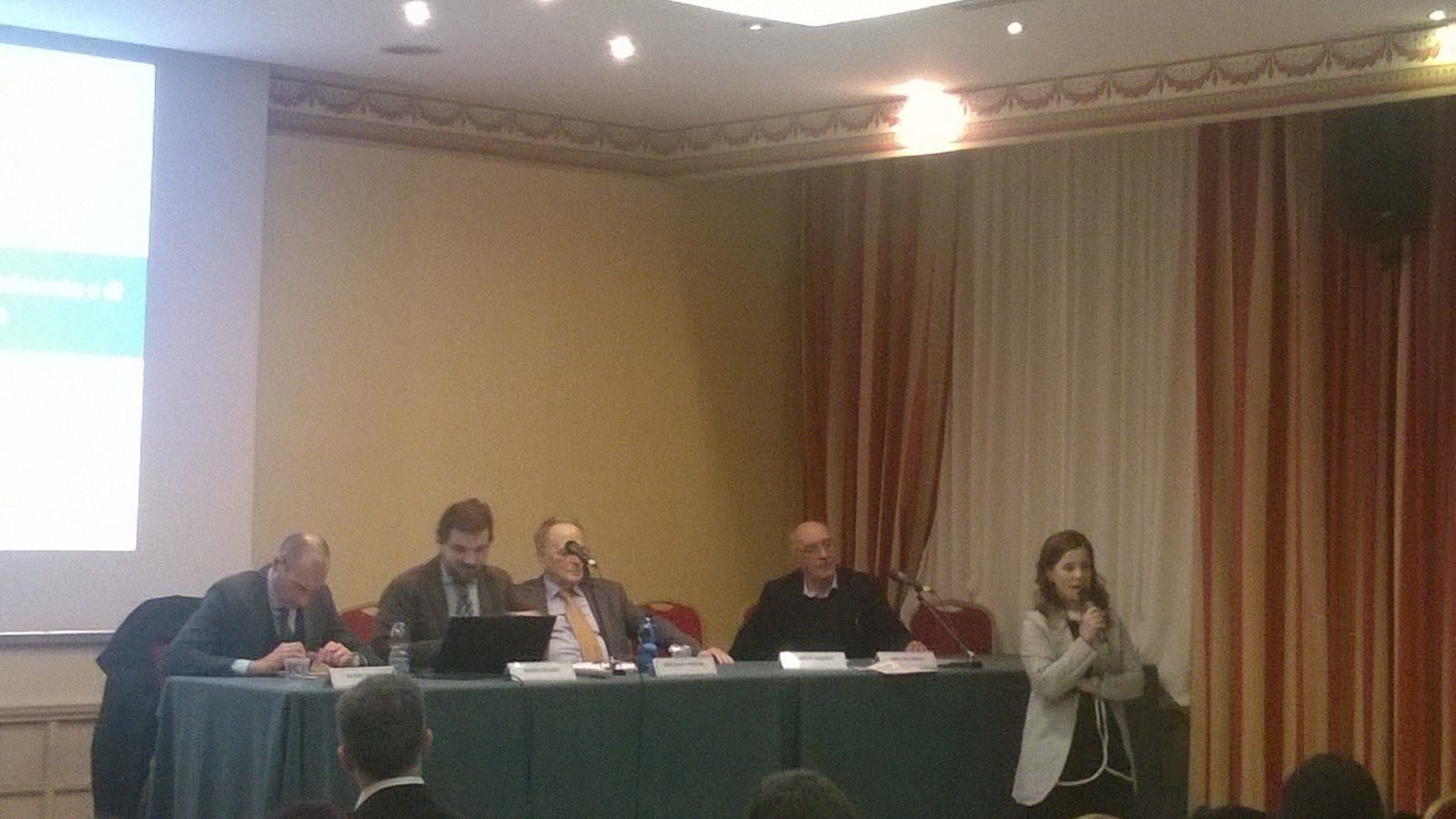Un'immagine che ritrae mobilia, dispositivo elettronico, evento, tenda e sistema di diffusione sonora.