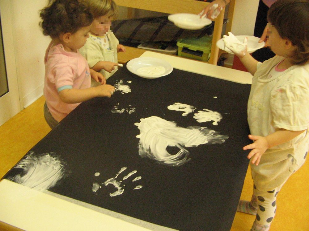 Un'immagine che ritrae mano, dito, bambino, carta e bambino che fa i primi passi.