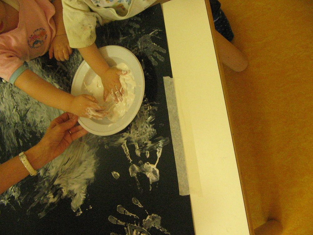 Un'immagine che ritrae mano, dito, stoviglie, stoviglie e colore.