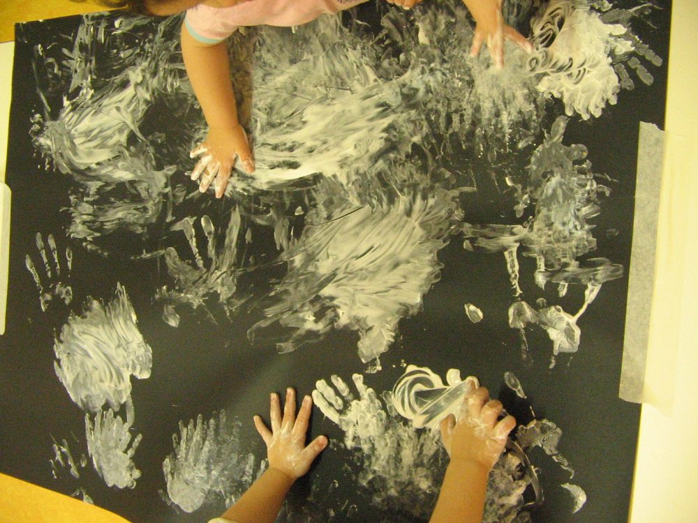 Un'immagine che ritrae mano, colore e bambino.