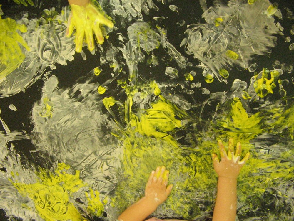 Un'immagine che ritrae giallo, arti visive, colore, pittura artistica e pittura acrilica.