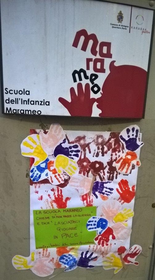 Un'immagine che ritrae testo, font, poster, prodotto di carta e pubblicità.