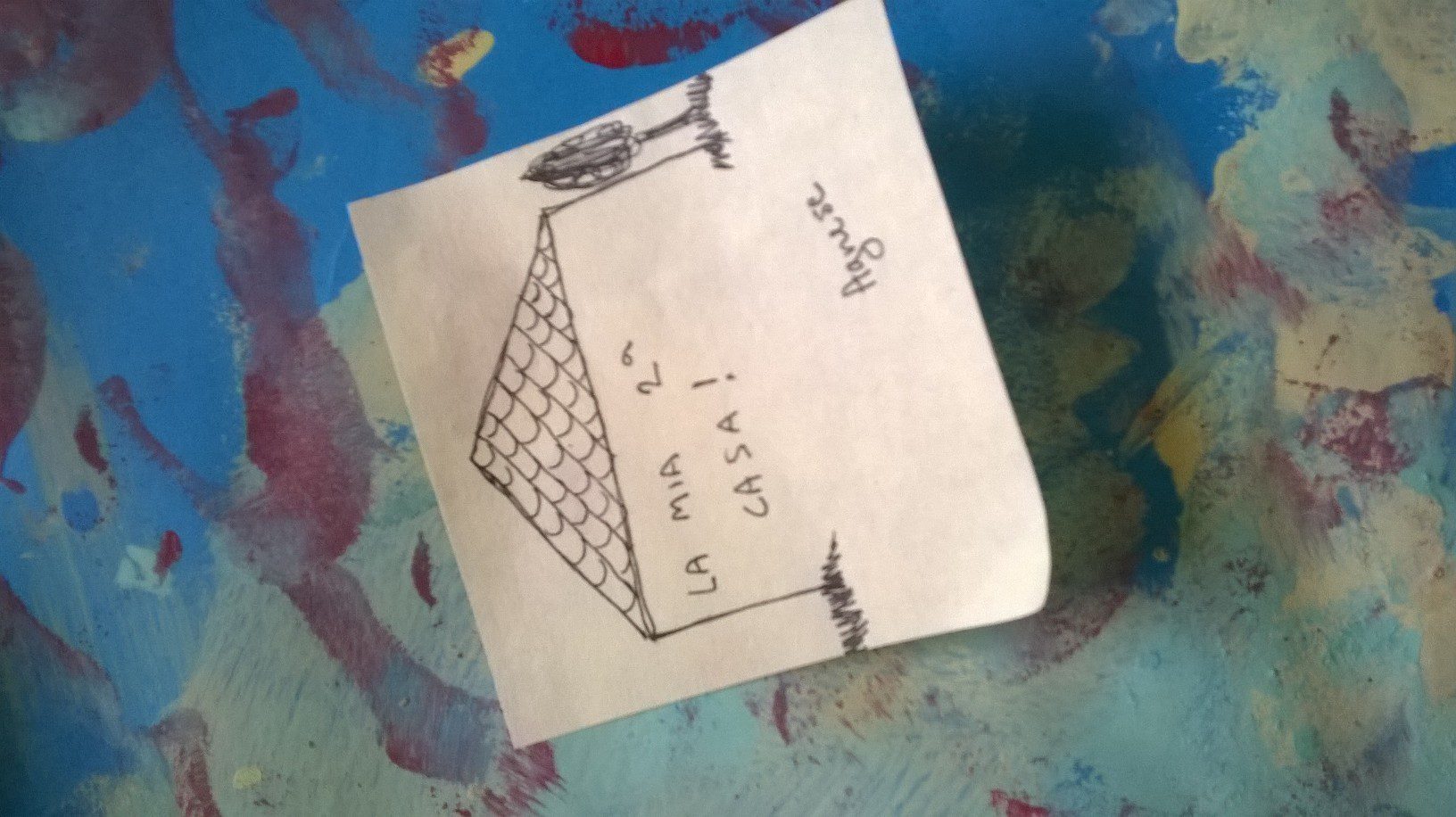 Un'immagine che ritrae carta, prodotto di carta, triangolo e grafia.