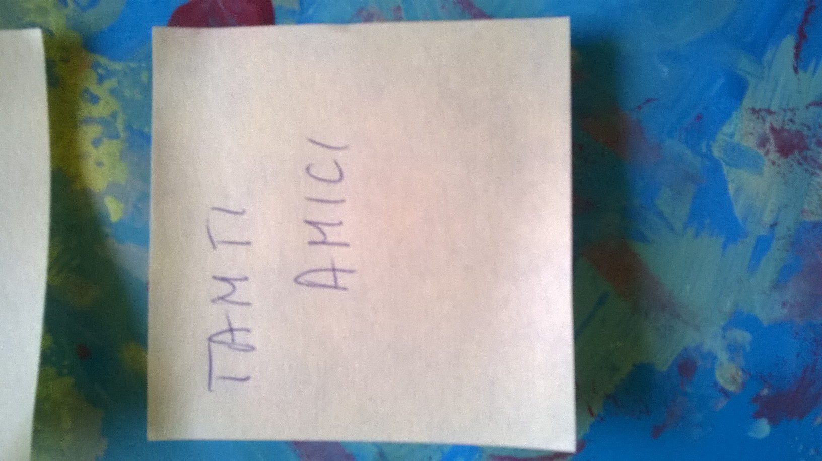 Un'immagine che ritrae blu, carta, prodotto di carta, grafia e scrivere.