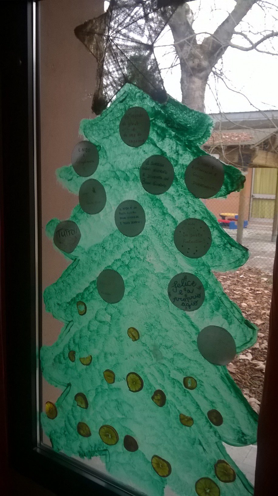 Un'immagine che ritrae decorazione natalizia, albero di natale, giorno di natale, ornamento natalizio e carta.