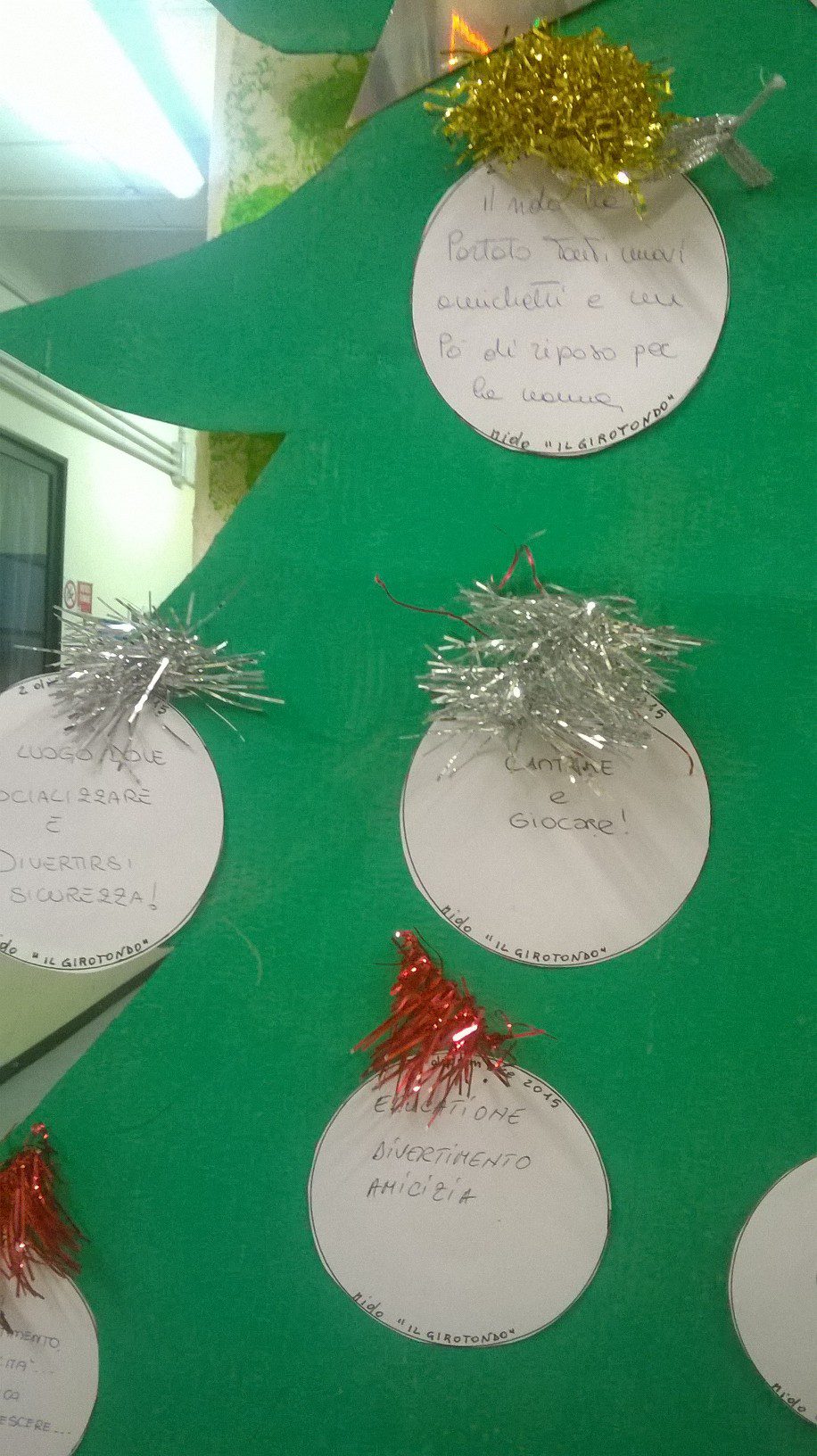 Un'immagine che ritrae carta, decorazione natalizia, ornamento natalizio, prodotto di carta e giorno di natale.