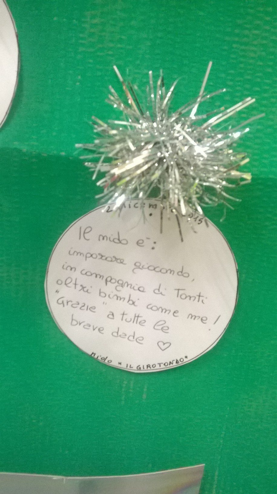 Un'immagine che ritrae prodotto di carta, argento, forniture per feste, mestiere e grafia.