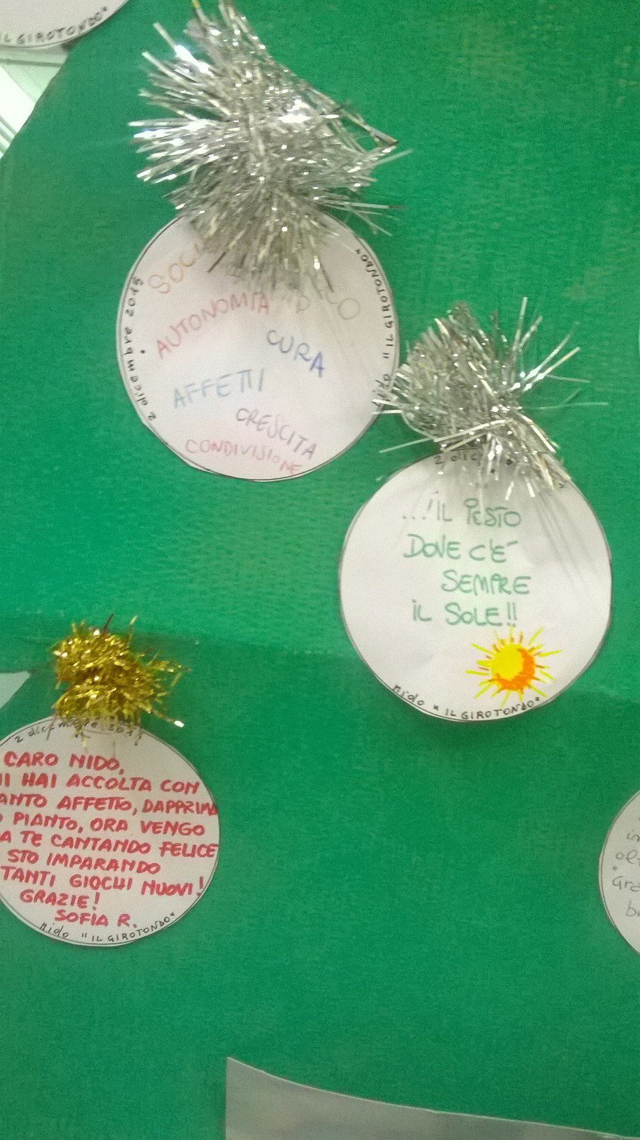 Un'immagine che ritrae carta, prodotto di carta, arti creative, mestiere e forniture per feste.