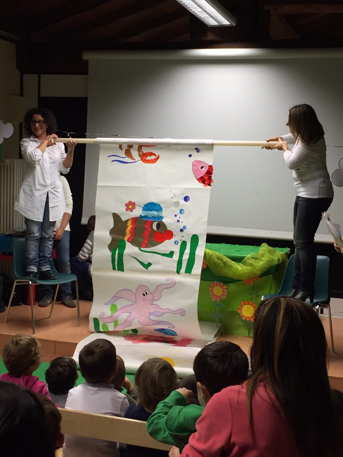 Un'immagine che ritrae bambino, arte infantile, asilo, scuola e bambino che fa i primi passi.