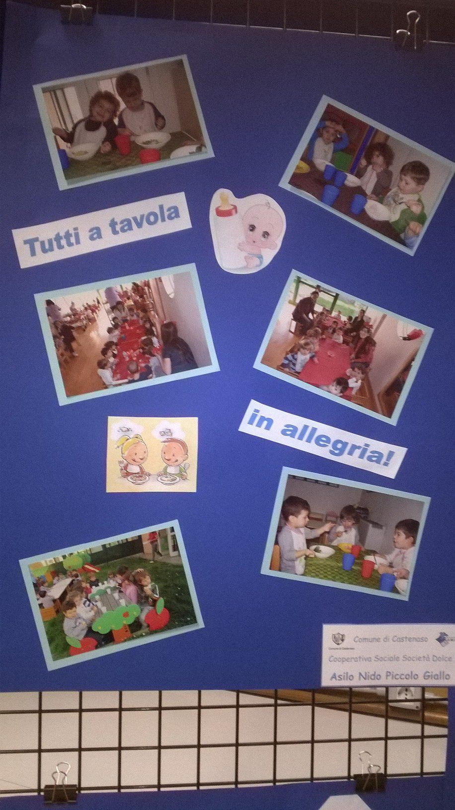 Un'immagine che ritrae prodotto di carta, carta, bacheca, pannello espositivo e asilo.
