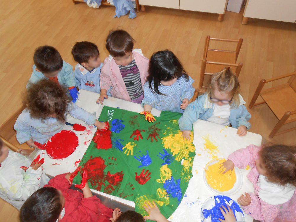 Un'immagine che ritrae bambino, asilo, giocare, bambino che fa i primi passi e divertimento.