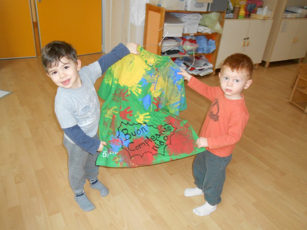 Un'immagine che ritrae bambino, tessile, bambino che fa i primi passi, divertimento e giocare.