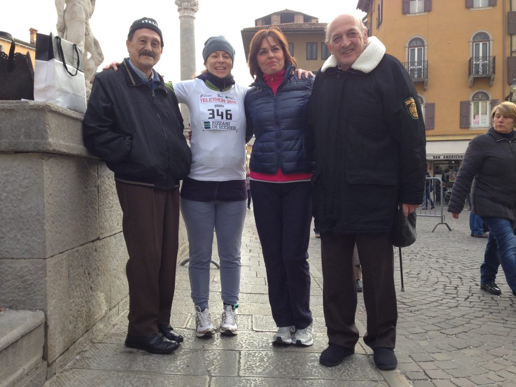 Un'immagine che ritrae giacca, capispalla, pantaloni, scarpa e in piedi.