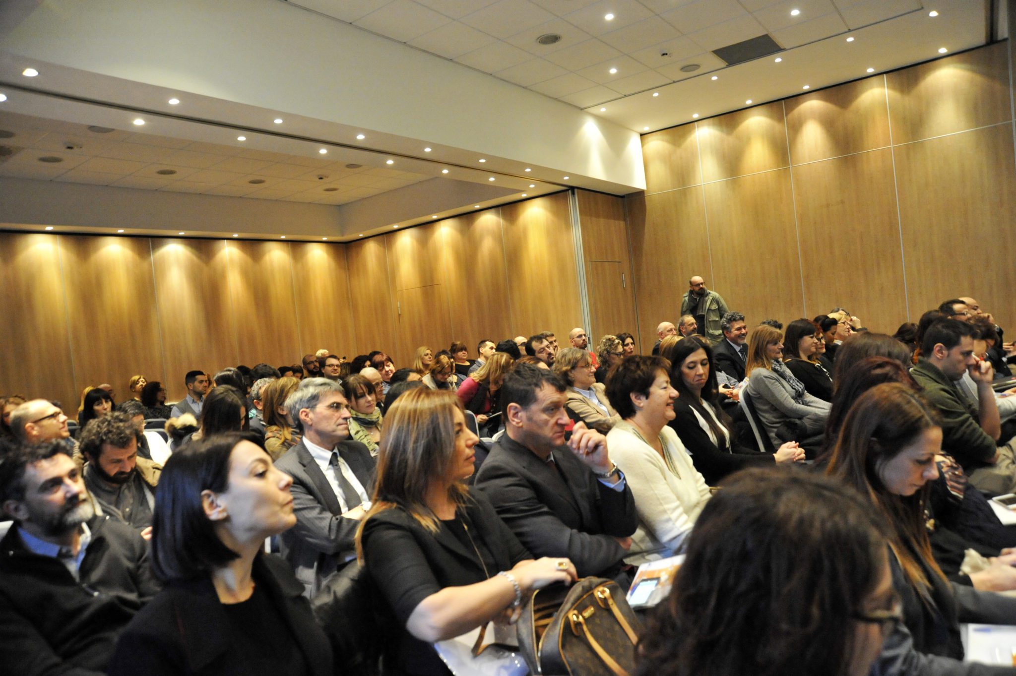 Un'immagine che ritrae persone, capelli, folla, pubblico e evento.