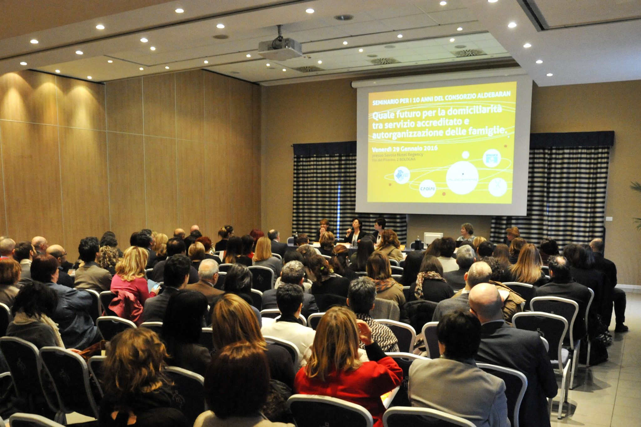 Un'immagine che ritrae evento, pubblico, sedia, presentazione e mobilia.