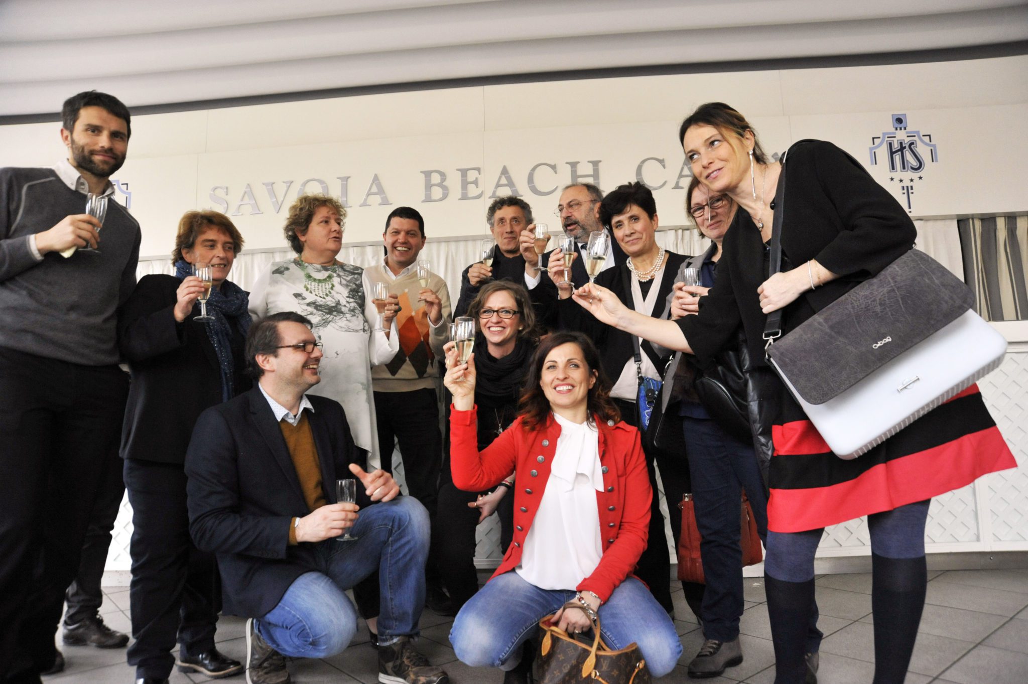 Un'immagine che ritrae jeans, condivisione, bagagli e borse, borsa e tempo libero.