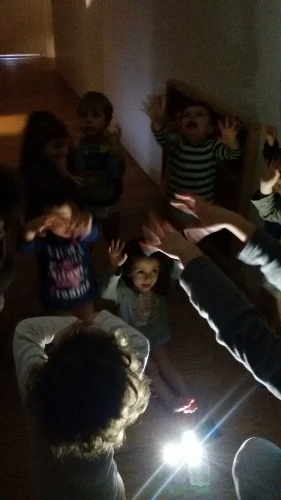 Un'immagine che ritrae corpo umano, dito, divertimento, bambino e bambino che fa i primi passi.