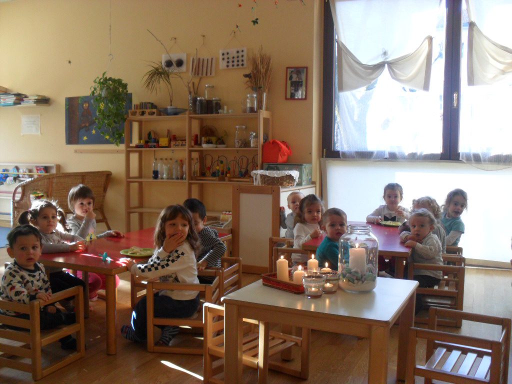 Un'immagine che ritrae mobilia, tavolo, sedia, bambino e camera.