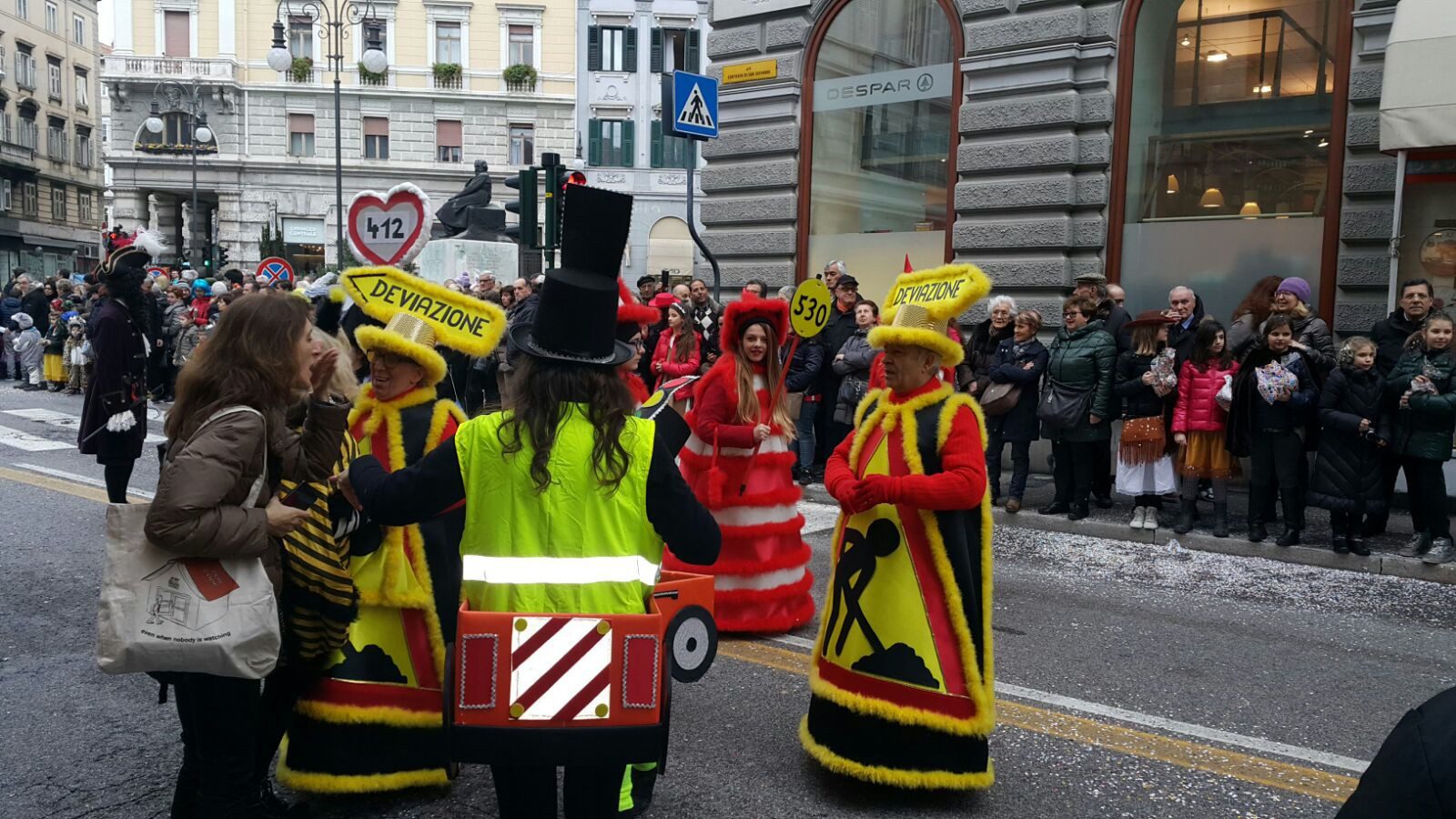 Un'immagine che ritrae vestiario, calzature, capispalla, pantaloni e cappello.