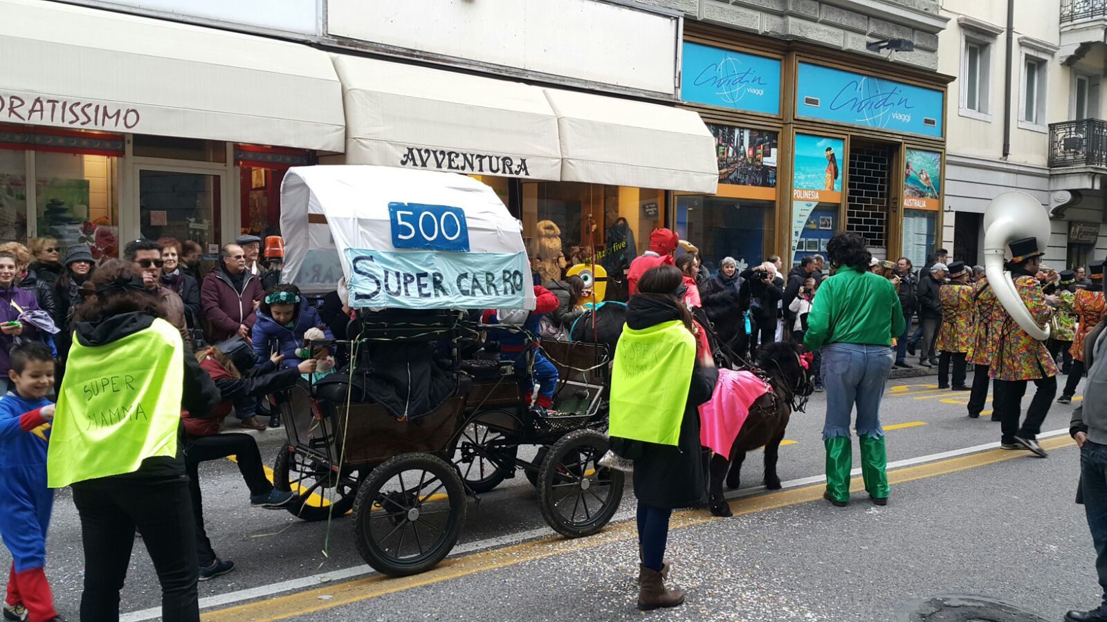 Un'immagine che ritrae giacca, capispalla, jeans, pedonale e folla.