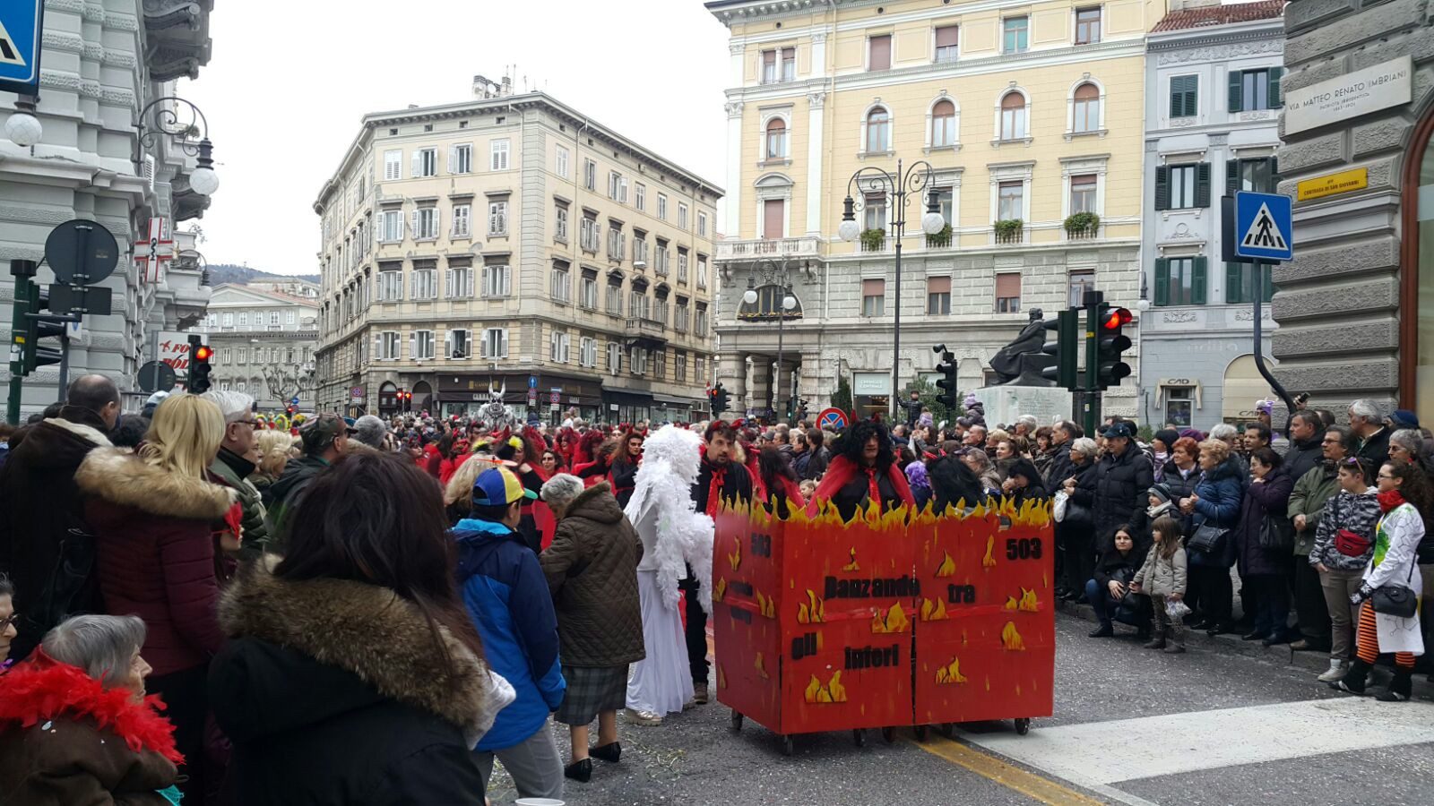 Un'immagine che ritrae vestiario, folla, edificio, città e capispalla.