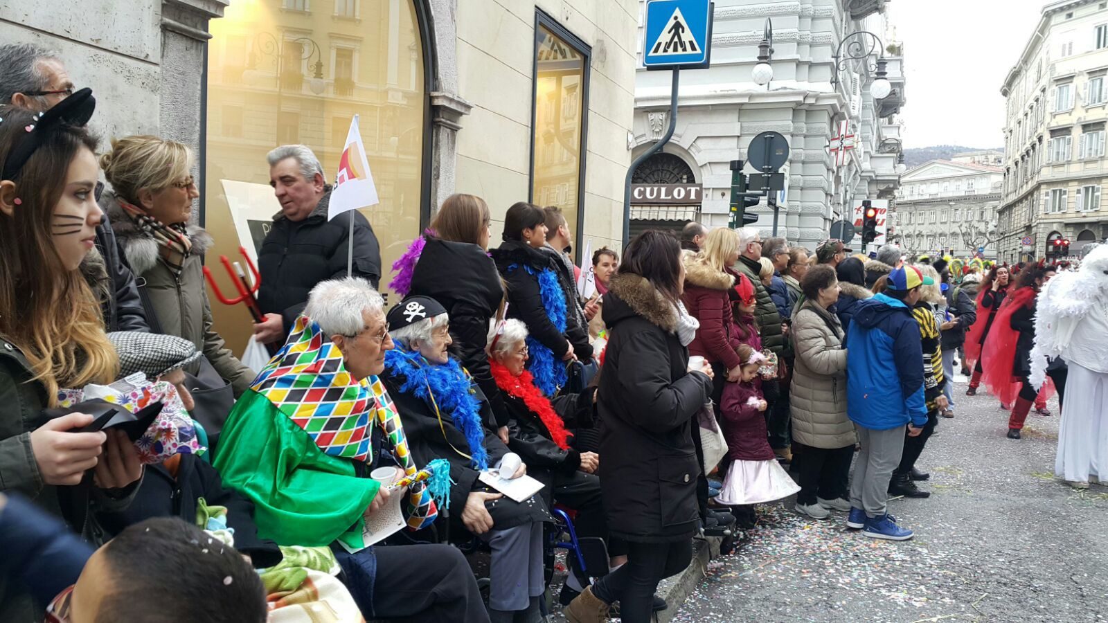 Un'immagine che ritrae persone, vestiario, giacca, capispalla e folla.