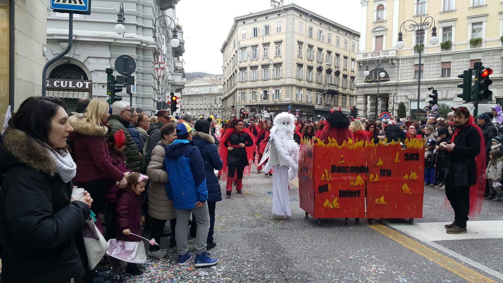 Un'immagine che ritrae vestiario, calzature, capispalla, pantaloni e folla.