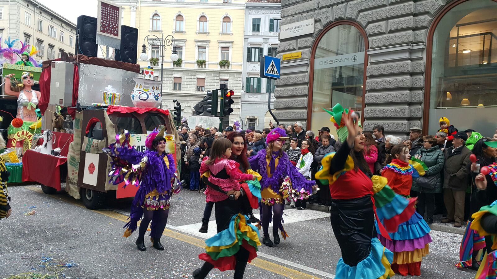 Un'immagine che ritrae evento, evento pubblico, divertimento, costume e strada.