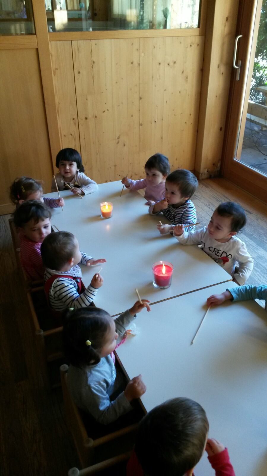 Un'immagine che ritrae bambino, mobilia, tavolo, divertimento e bambino che fa i primi passi.