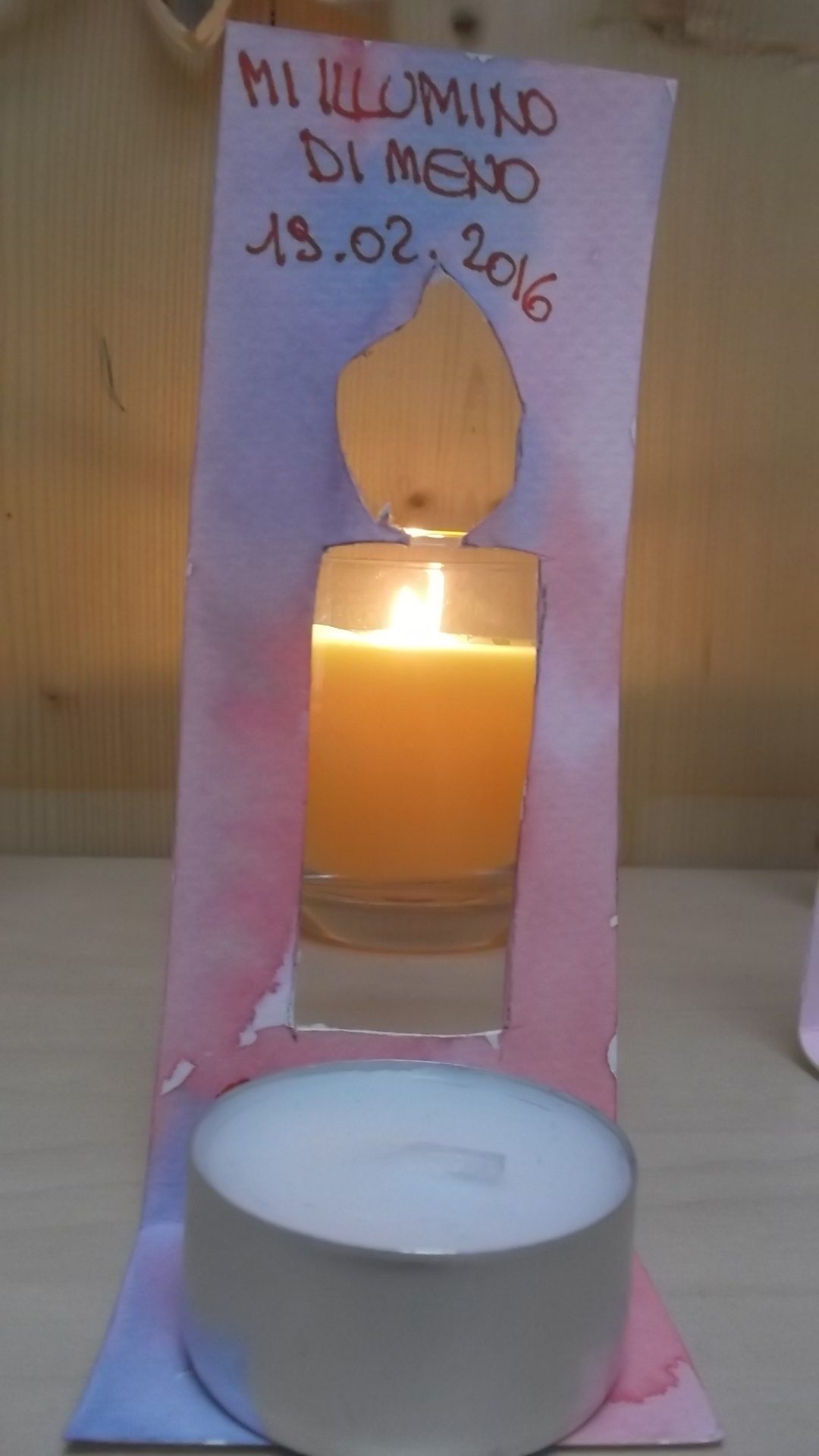 Un'immagine che ritrae fiamma, candela, cera, fuoco e cilindro.