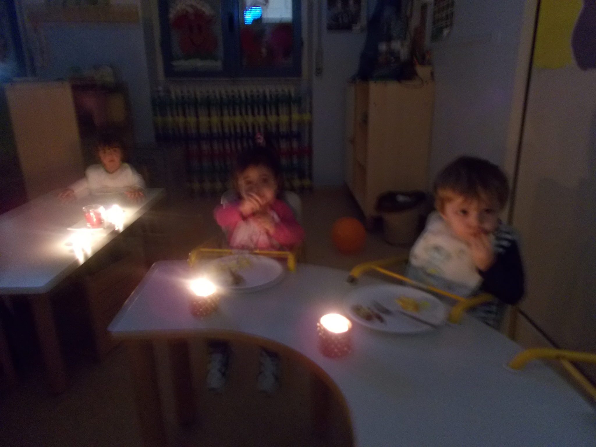 Un'immagine che ritrae mobilia, bambino, divertimento, camera e bambino che fa i primi passi.