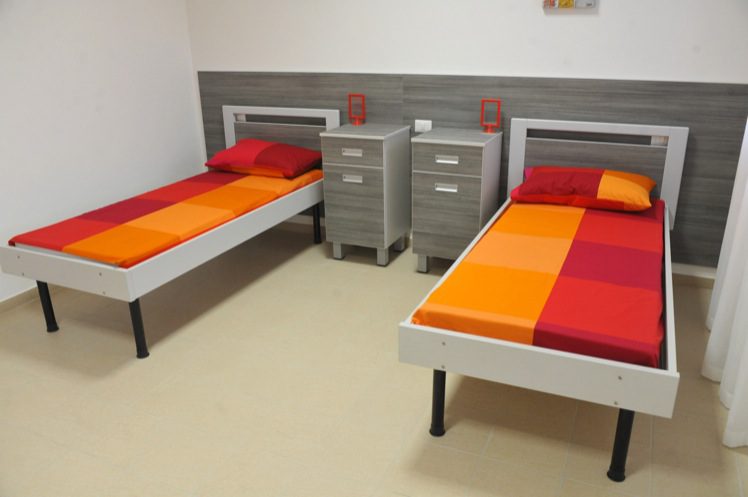 Un'immagine che ritrae mobilia, letto, pavimento, letto a castello e struttura del letto.