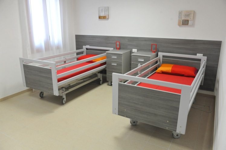 Un'immagine che ritrae mobilia, pavimento, pavimentazione, letto e camera.