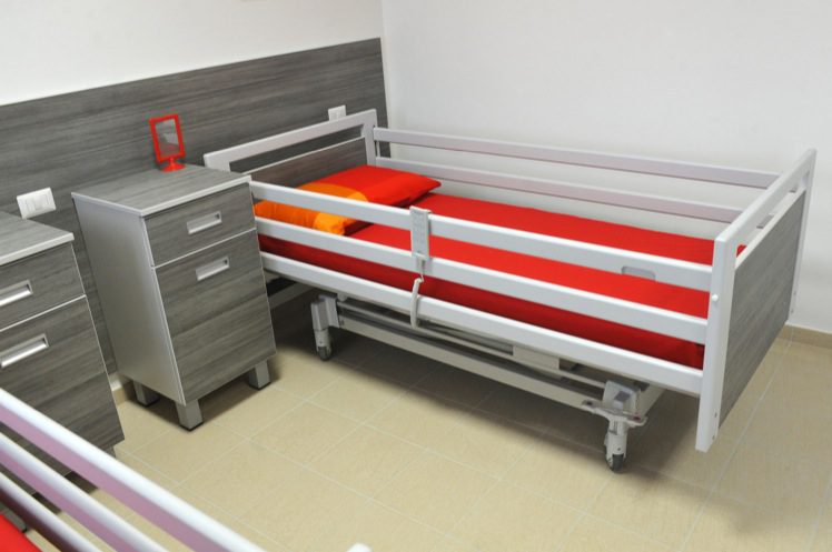 Un'immagine che ritrae pavimento, mobilia, letto, cassetto e mobili.