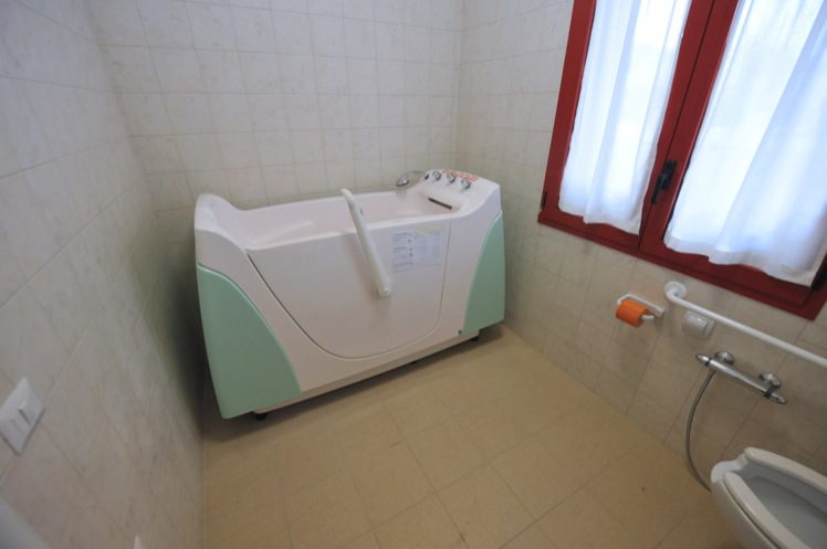 Un'immagine che ritrae pavimentazione, pavimento, apparecchio idraulico, design d'interni e camera.
