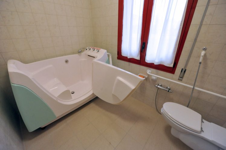 Un'immagine che ritrae apparecchio idraulico, pavimentazione, vasca, pavimento e idraulica.