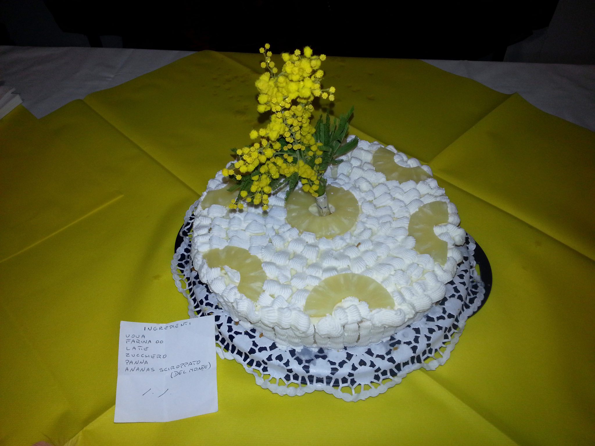 Un'immagine che ritrae cibo, torta, ingrediente, decorazione di torte e dessert.