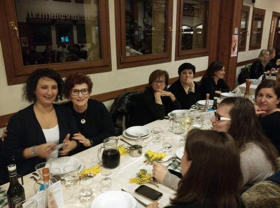 Un'immagine che ritrae stoviglie, stoviglie, mobilia, tavolo e sorriso.