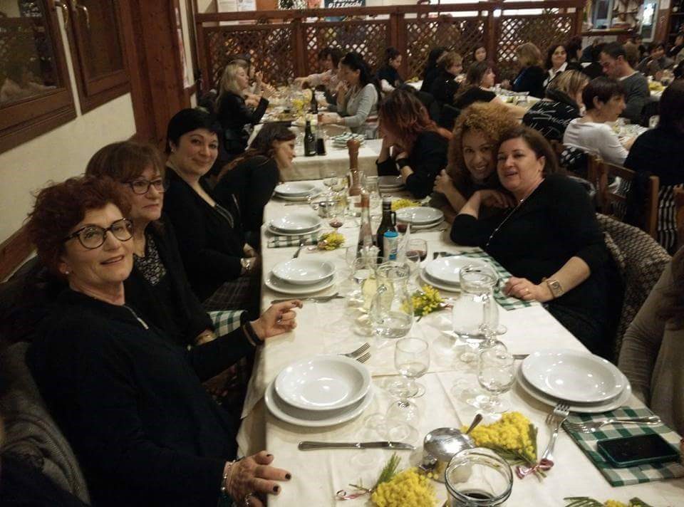 Un'immagine che ritrae stoviglie, mobilia, tavolo, stoviglie e cibo.