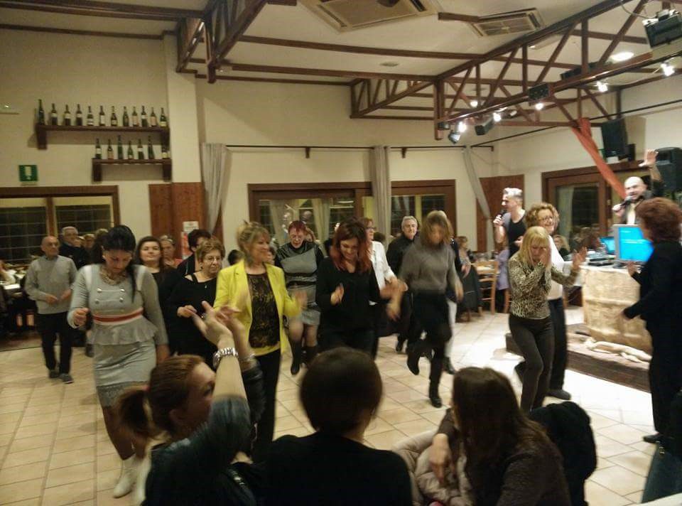 Un'immagine che ritrae corpo umano, evento, comunità, sala e folla.