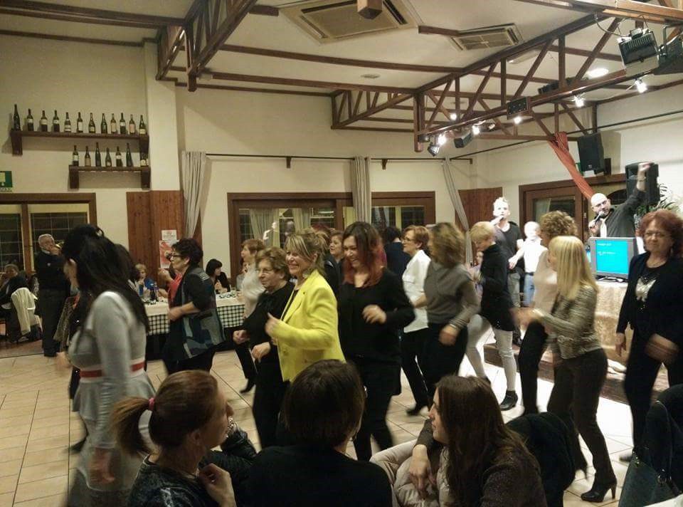 Un'immagine che ritrae capelli, corpo umano, evento, comunità e design d'interni.