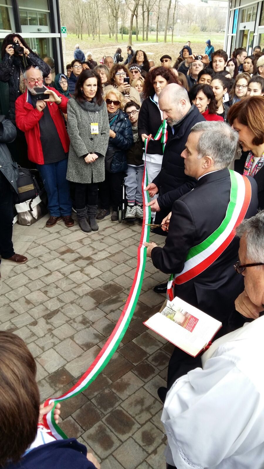 Un'immagine che ritrae vestiario, capispalla, pantaloni, giacca e gruppo sociale.