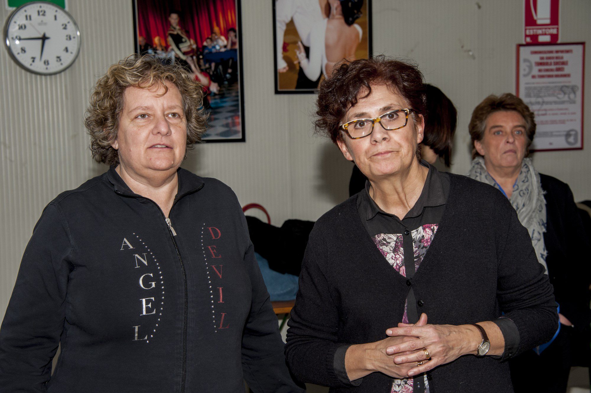 Un'immagine che ritrae capispalla, giacca, sorriso, cappotto e divertimento.