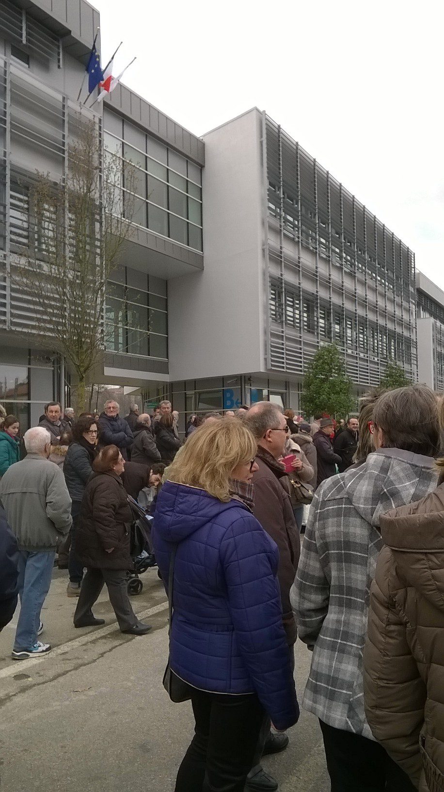 Un'immagine che ritrae spazio pubblico, area metropolitana, pedonale, edificio commerciale e uso misto.