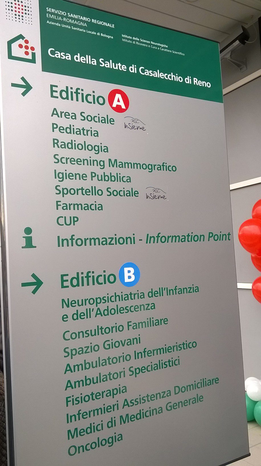 Un'immagine che ritrae cartello, pubblicità, bandiera, pulizia e trasparenza.