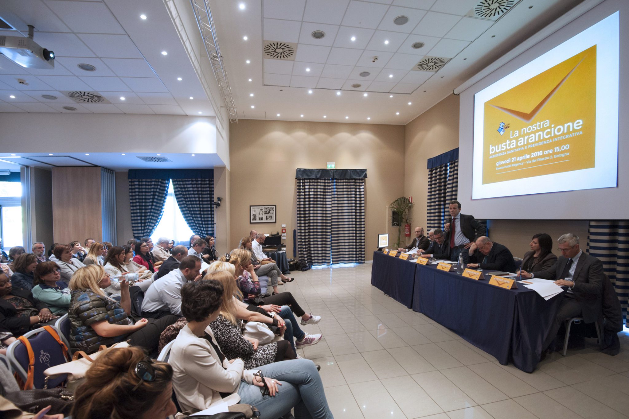Un'immagine che ritrae vestiario, mobilia, capispalla, evento e sedia.
